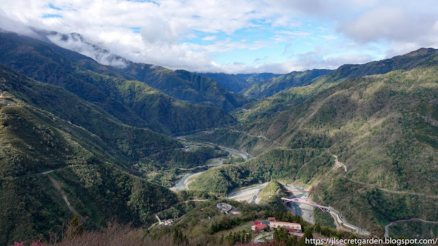 Taiwan Lala Shan mountain resort breakfast mountain view