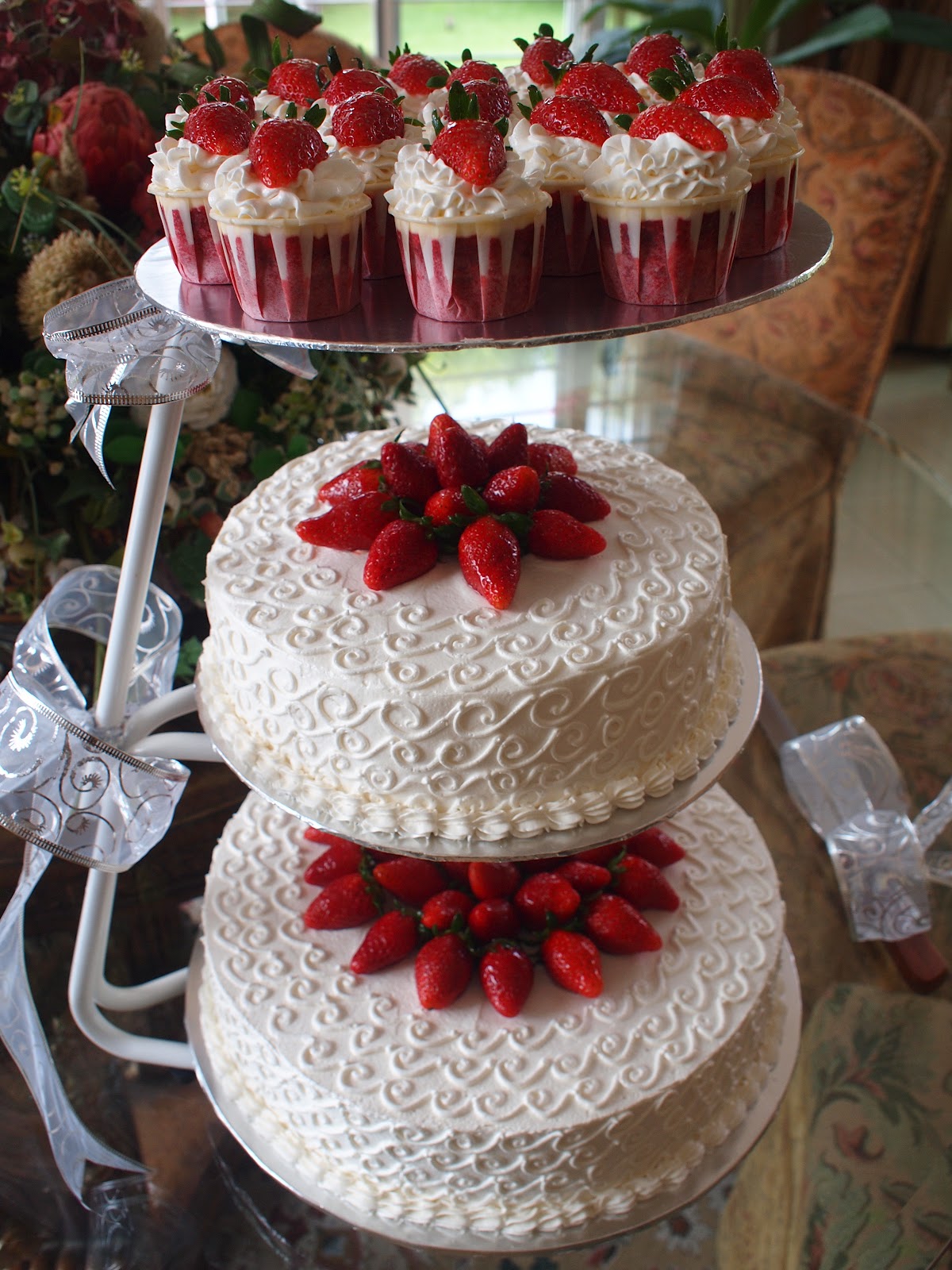 ReD VeLVeT WeDDiNG CaKeS N CuPCaKES~