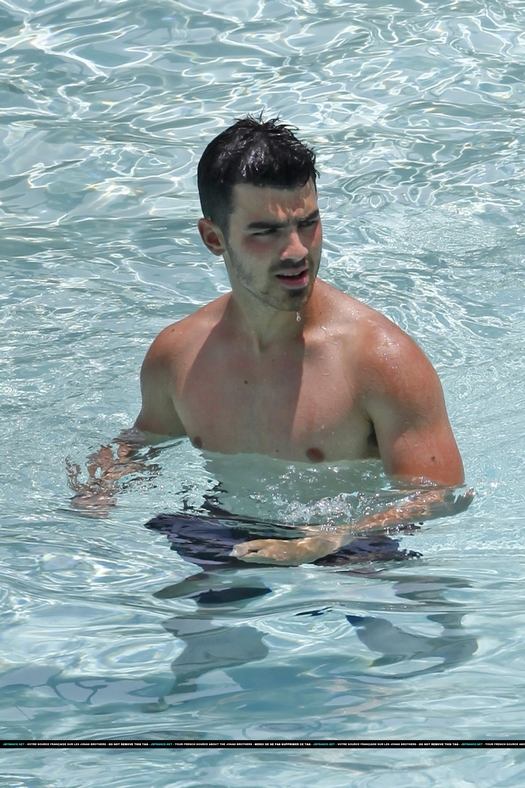 nick jonas hawaii photos. Joe amp; Nick Jonas sin camisa en