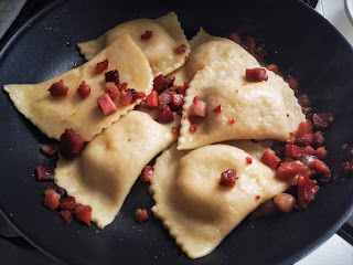 RAVIOLI DI RICOTTA CON SPECK E NOCI, ravioloni, ravioli di ricotta, pasta fresca, pasta all'uovo, ricette, salati pizza e rustici, 