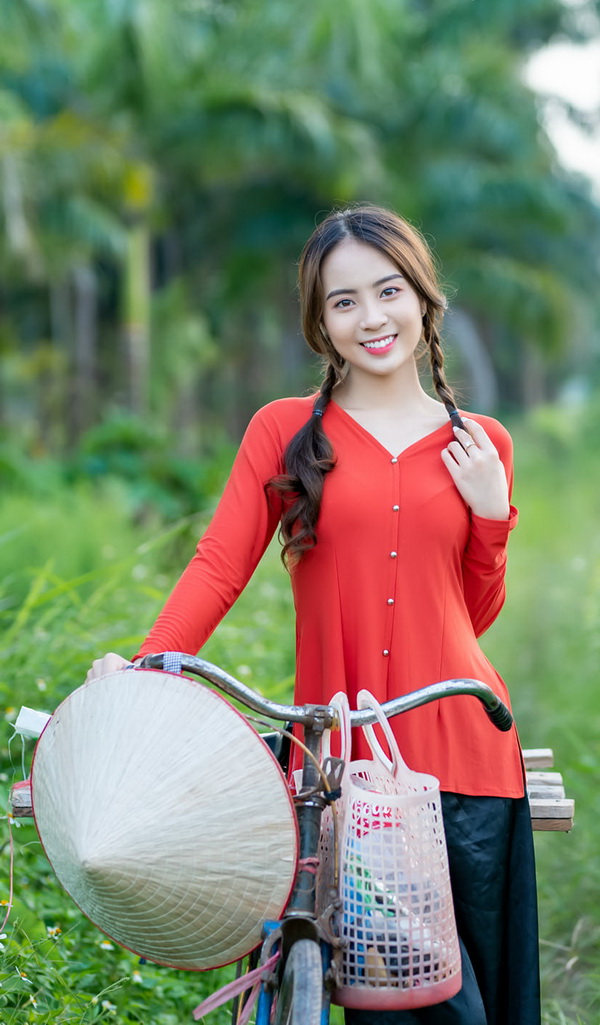 Thiếu nữ áo bà ba đỏ