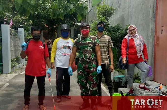 Kebersamaan Babinsa dan Masyarakat Laksanakan Penyemprotan Disinfektan