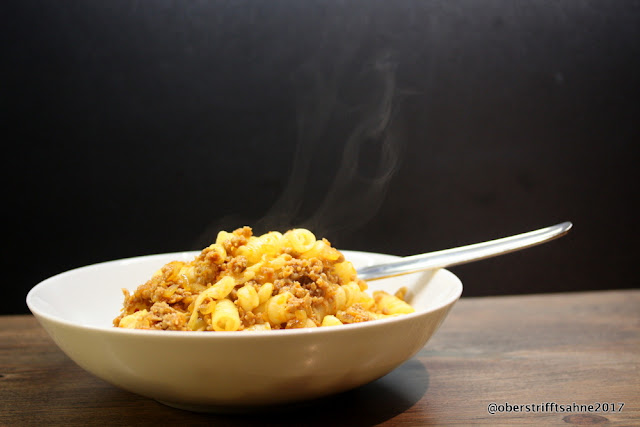 Einfaches Essen mit Nudeln und Hackfleisch