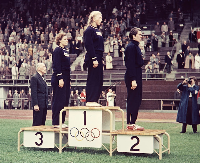 Pódium Helsinki: Klavdiya Tochonova, Galina Zybina, Marianne Werner en 1952.  De Olympia-kuva Oy - helsinkikuvia.fi.