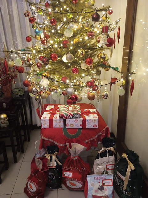 Christmas Tree with gifts