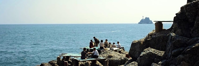 Comiendo marisco en las rocas de Busan