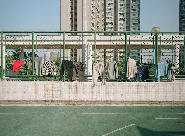 Ở Hồng Kông, thành phố của sự sầm uất và chen chúc, mọi không gian đều bị hạn chế. Nhiếp ảnh gia Jimmi Ho đã thực hiện một bộ ảnh ghi lại nghệ thuật phơi quần áo ở nơi đất chật người đông này, thông qua nó anh muốn cho thấy sự sáng tạo của người dân nơi đây trong cuộc sống đời thường.