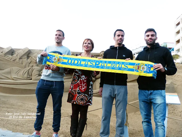 jugadores UD Las Palmas en el belén de arena de Las Canteras