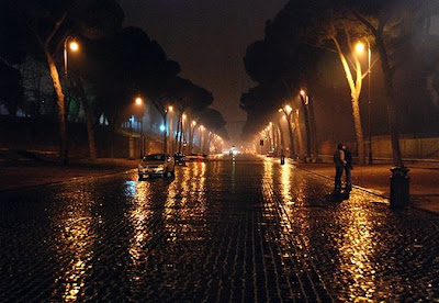 romantis berjalan berdua di jalanan kota di iringi gerimis