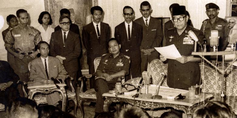 Kapan Soekarno Menyerahkan Kekuasaan pada Soeharto? Belajar Sampai Mati, belajarsampaimati.com, hoeda manis
