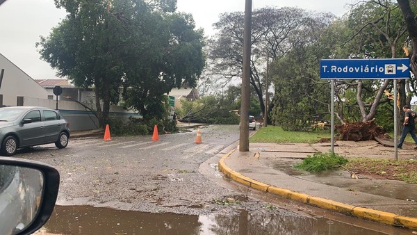 Temporal e chuva de granizo causam estragos em municípios do Pontal do Paranapanema