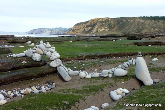 piedras en equilibrio, playa Azkorri, land art, stone balance, Planta Bilbao