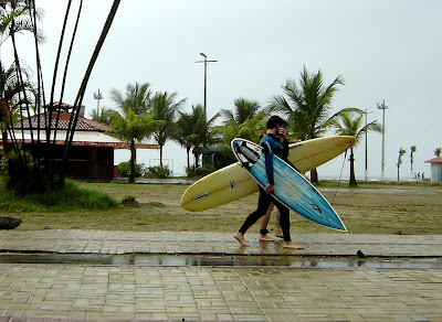 Surfistas na praia do Itararé