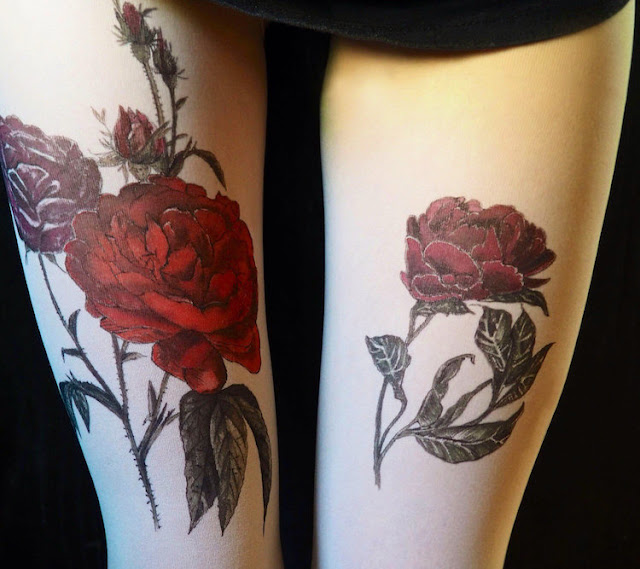 Meias-calças pintadas a mão criam a ilusão de impressionantes tatuagens nas pernas