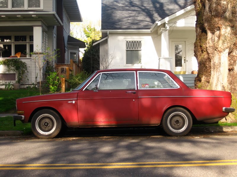 Old Parked Cars 1969 Volvo 142 S 800x600px