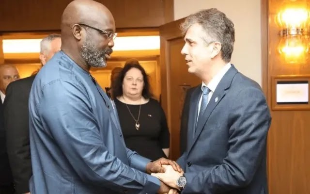 O ministro das Relações Exteriores de Israel, Eli Cohen (à direita), se encontra com o presidente da Libéria, George Weah, em Jerusalém, Israel | Miri Shimonovitz/Ministério das Relações Exteriores