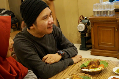 tidak hanya makanan, Radit pun siap jadi model food blogger di Pontianak