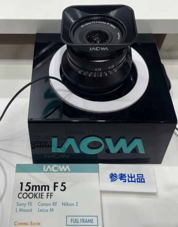 Объектив Laowa 15mm f/5 FF II Cookie на выставочном стенде