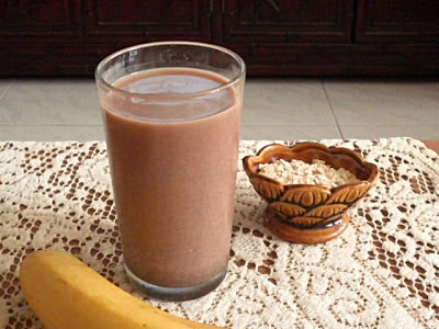 Banana Oat Chocolate Smoothie Recipe @ treatntrick.blogspot.com