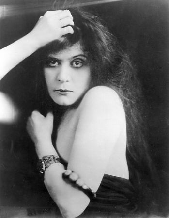 jennifer love hewitt bikini jesse mccartney shirtless Theda Bara 1919