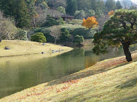 西浜から人工池の浴龍池と隣雲亭を望む