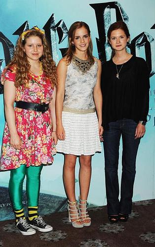 high heels emma JPG high heels emma JPG Summary Rupert Grint Emma Watson
