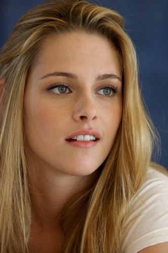 Have a look at this marvelous blonde hairstyle of Kristen Stewart 