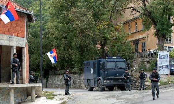 Gli agenti di polizia del Kosovo hanno messo in sicurezza l'area intorno al monastero dove una sparatoria durata un giorno con serbi armati ha provocato la morte di un ufficiale e di tre uomini armati. Fotografia: Visar Kryeziu/AP