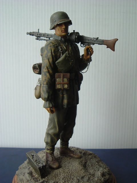 Marks Models Pt 5. SS Mg42 Gunner More from Mark in 1/16th scale.