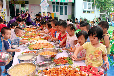 Các bé lựa chọn món ăn.