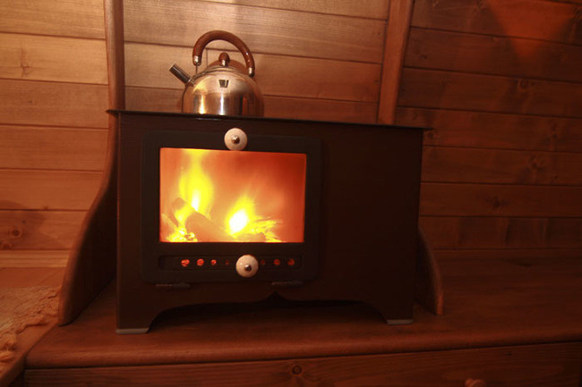 Das keeps warm with this efficient little stove. - Amazing Off-Grid Traveling Home Was Made Out Of An Old Van… Wait Till You See The Inside.