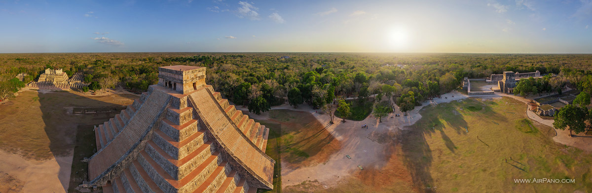 Ancient Mayan Pyramids in Chichen Itza, Mexico. - The Seven Wonders Of The World Look Totally Different In These Unique Photos.