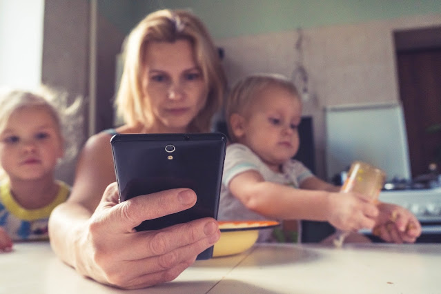 busy mum with small children and phone:Photo by Vitolda Klein on Unsplash