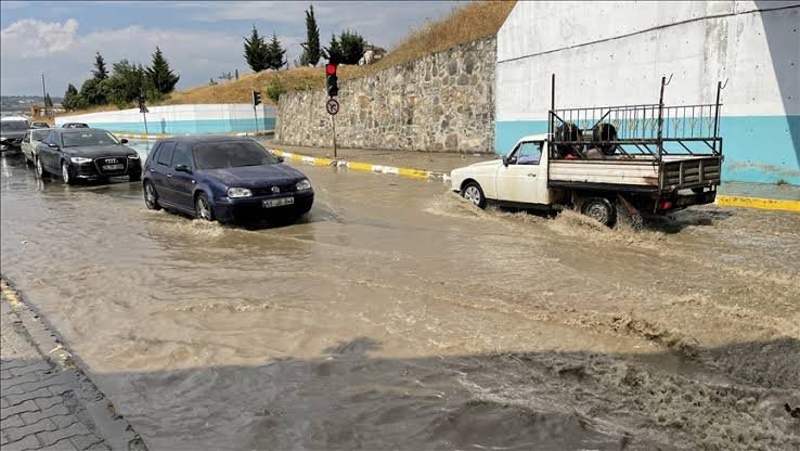 Tekirdağ'da sağanak yağmur hayatı felç etti 