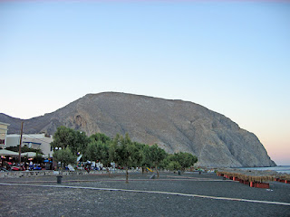 Der Strand und im Hintergrund der Mesa Vouno