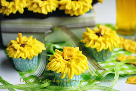 <img src="cupcake bunga matahari.jpg" alt="cup cake bunga matahari ">