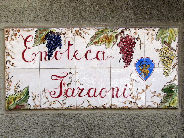 Wine shop sign, via Mentana, Livorno