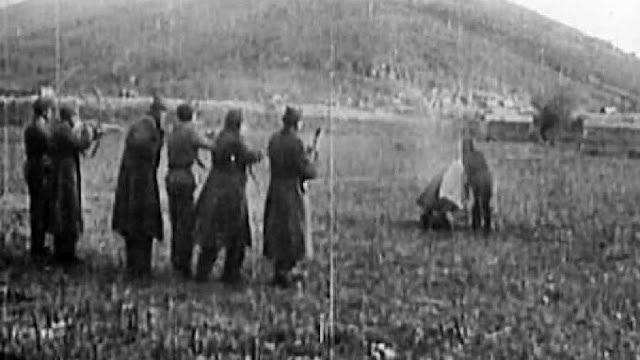 Ushtare nën regjimin komunist duke pushkatuar një çift rreth të 50-tave.