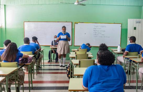 La falta de profesores y personal de apoyo entorpece el inicio del año escolar