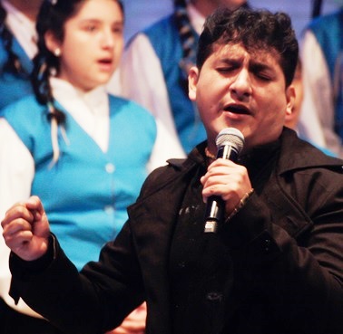 Foto de Max Castro en una presentación con niños