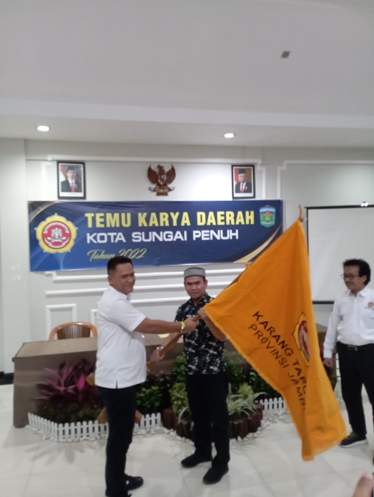  H.Fajran Sambut dengan semangat Bendera Petaka yang diserahkan Navid Ketua Karang Taruna Provinsi Jambi
