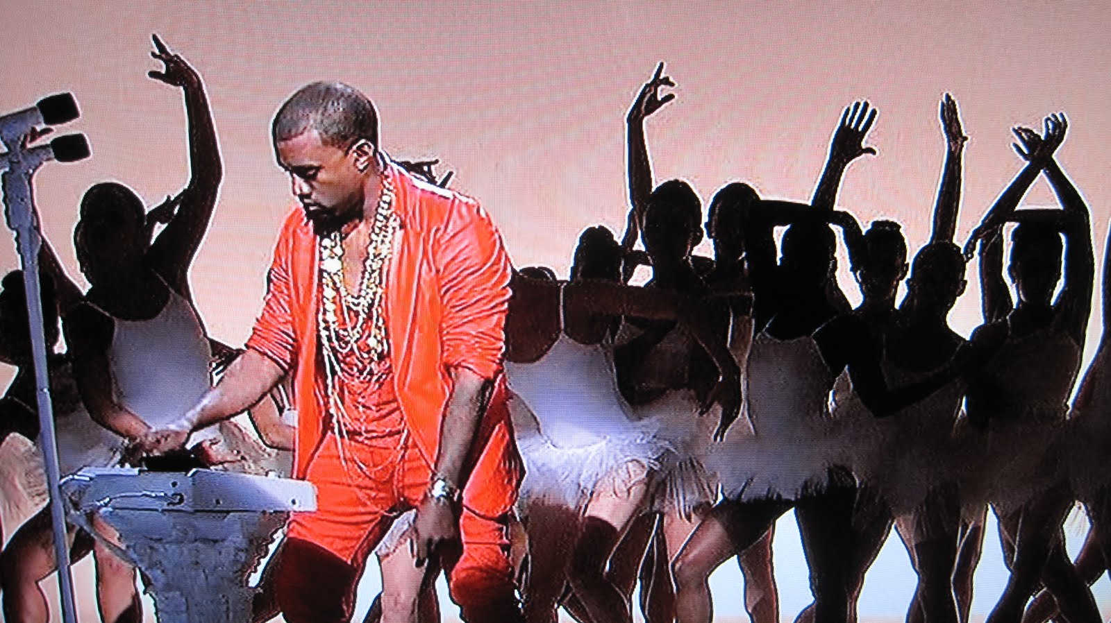 Kanye West Booed at Macy'S Parade | Hollywood0nlineTV