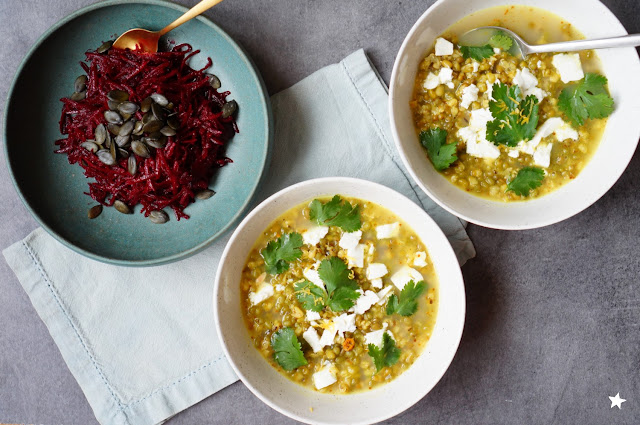 assiette complète : soupe de haricots mungo et salade de betterave manger sain 