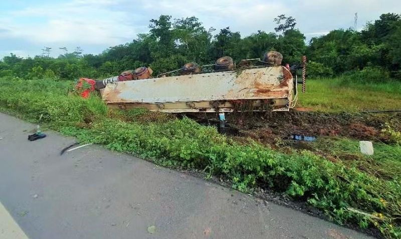 Carreta carregada de combustível tomba na BR-364 no AC