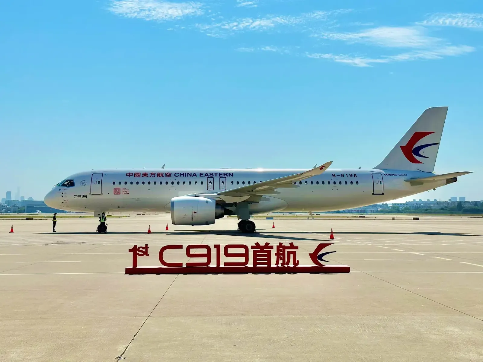 आकाश में चीन की बड़ी उपलब्धि C919 यात्री विमान ने अपनी पहली व्यावसायिक उड़ान पूरी की।