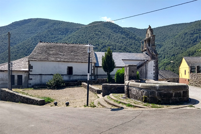 Parroquia de San Miguel Arcángel y fuente