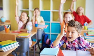 घर पर public speaking वाले खेलों पर काम करने से बच्चों को classroom में अधिक confident महसूस करने में मदद मिल सकती है।