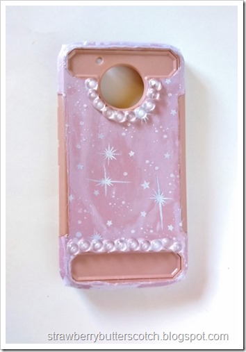 After gluing on the gems, the phone case is done and oh so pretty!