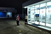 Kanit Sabhara Polsek Batujaya Himbau Scurity Bank BRI Unit Batujaya pada malam hari