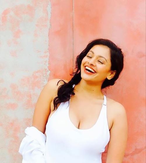 Pooja Kumar cleavage hot actress forbidden love